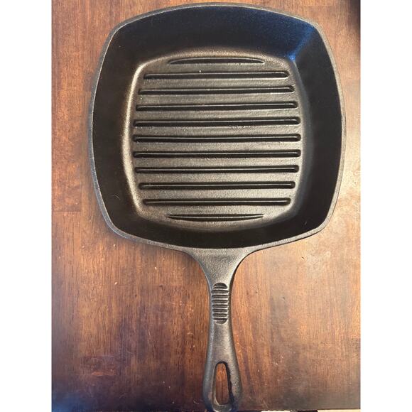Emeril cast iron 9 inch skillet - Picture 1 of 3